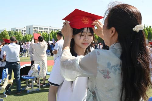 6.父母为孩子佩戴成人帽