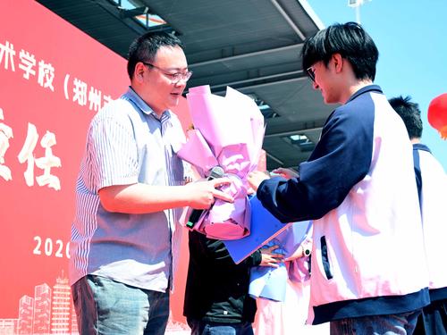 7.学生代表为可亲可敬的班主任献花