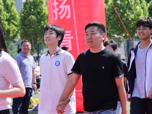 11.学生与父母满怀期待地跨过成人门