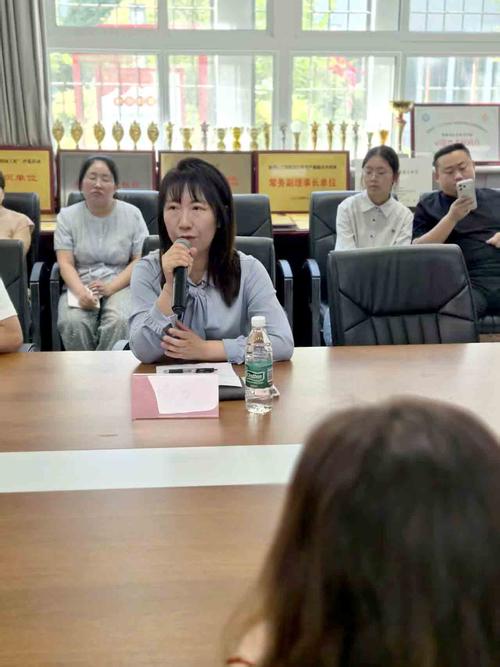 教务主任梁爽为家长介绍我校专业特色