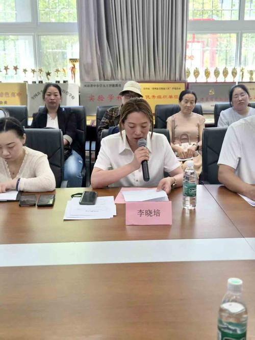 政教主任李晓培为家长讲解家校共育的成长案例