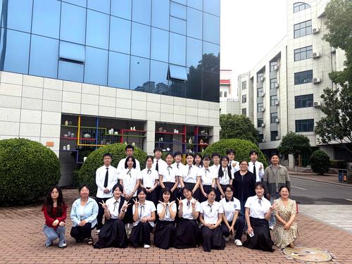 3.郑州市第十中学师生合影留念