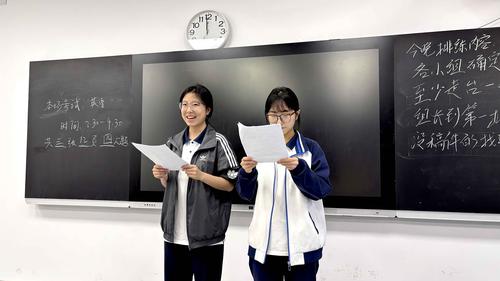 5.郑州市第十中学学生认真彩排