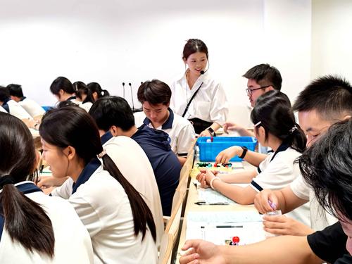 3化学雷文静老师指导学生完成实验