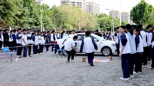 1.学生排队参与游园活动