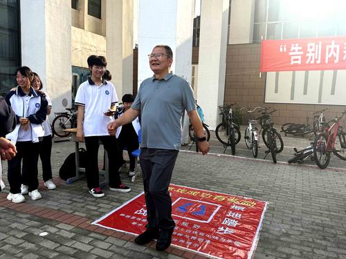 2.校党委书记邵元辉和学生一起挑战关卡 2.校党委书记邵元辉和学生一起挑战关卡