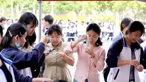 4.教师和学生一起做“多彩沙瓶”