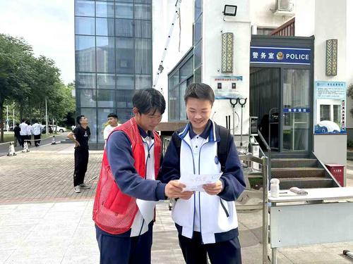 1.志愿者给同学进行铁路安全知识宣传 1.志愿者给同学进行铁路安全知识宣传