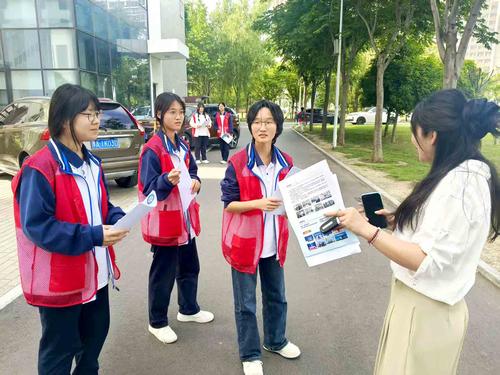 2.志愿者给路人进行宣传 2.志愿者给路人进行宣传