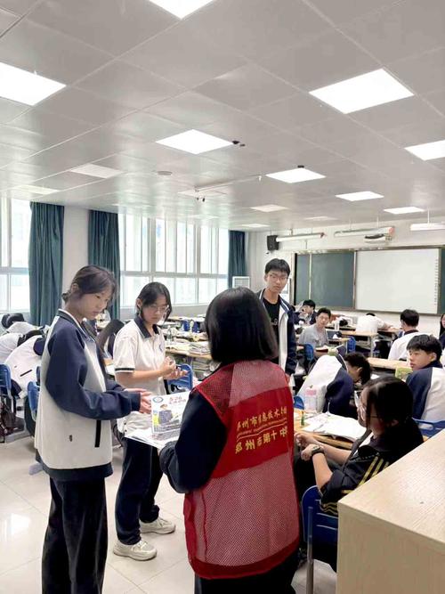 4.志愿者们进班向同学们进行铁路知识宣传 4.志愿者们进班向同学们进行铁路知识宣传