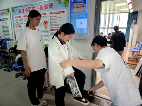 1.监考老师在进行入场安检 1.监考老师在进行入场安检