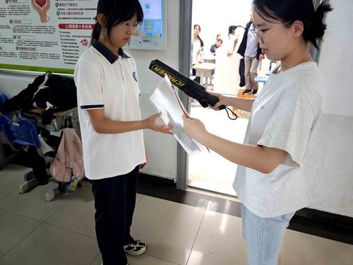 2.监考老师在对学生的文具进行检查 2.监考老师在对学生的文具进行检查