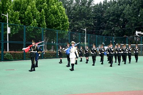 1.校国旗护卫队入场