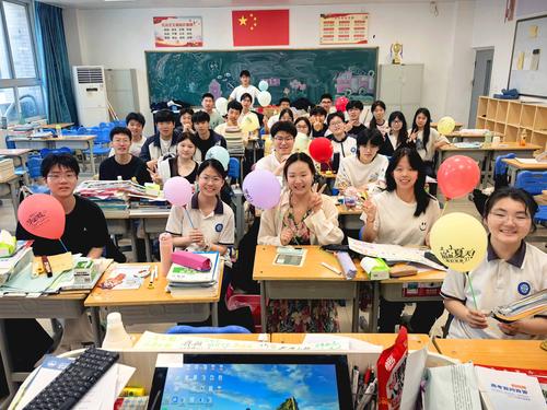 任课老师与同学合影
