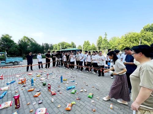 7.校党委书记邵元辉和同学们一起娱乐