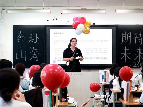 高三英语老师彭华丽为学生送上考前祝福