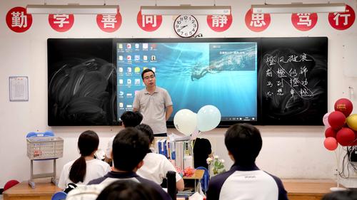 高三语文老师李鹏为学生寄语寄期许