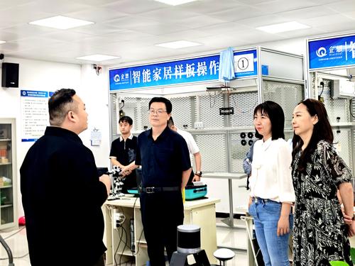 辅导老师陈咨衡介绍世预赛经验 辅导老师陈咨衡介绍世预赛经验