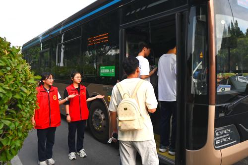 学生志愿者引导人们有序上下车