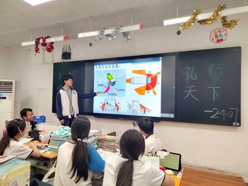1.学生们共同学习文明交通知识 1.学生们共同学习文明交通知识