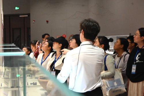 4.在讲解员的带领下大家感悟文明的发展与进步