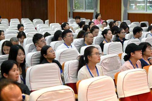 学员们认真听取报告 学员们认真听取报告