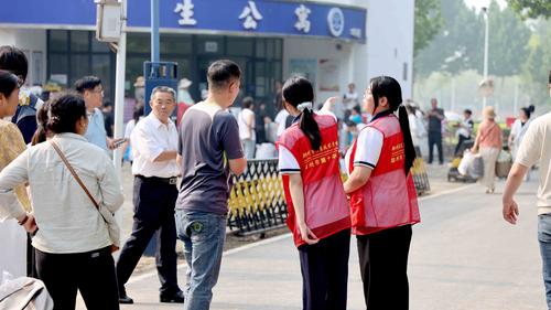 1.志愿者帮助新生指路 1.志愿者帮助新生指路