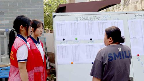 2.志愿者给新生家长答疑解惑 2.志愿者给新生家长答疑解惑