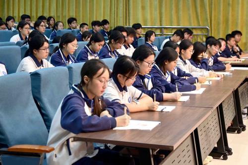 4.同学们认真聆听邵书记讲话