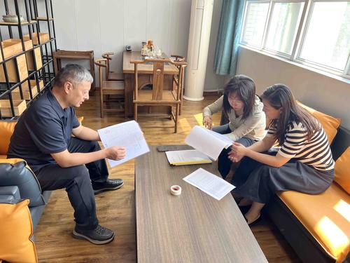 检查组在查阅资料 检查组在查阅资料