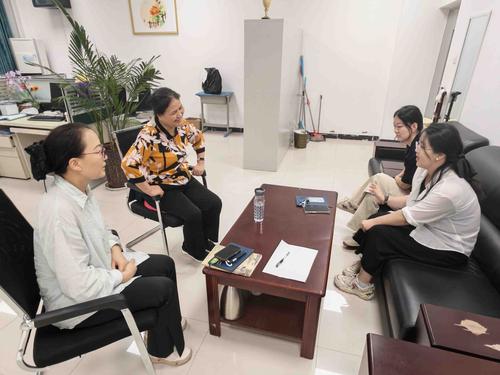 图4:数学组教研 图4:数学组教研