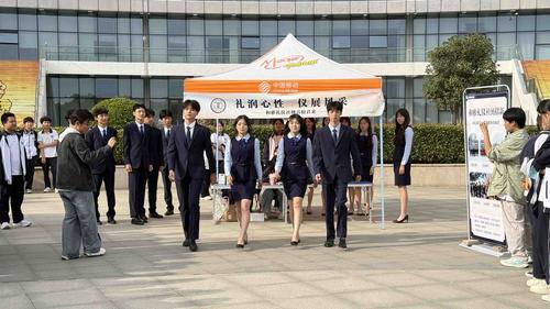 3.礼仪社团展现青春风采 3.礼仪社团展现青春风采