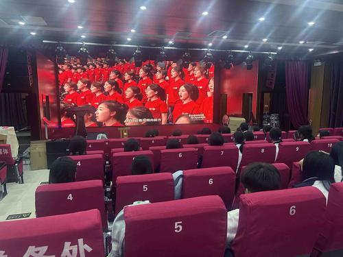 学生在大礼堂集中收看秋季开学思政第一课 学生在大礼堂集中收看秋季开学思政第一课
