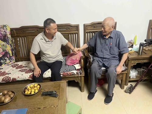 副校长赵志强与老党员庞振邦亲切交谈 副校长赵志强与老党员庞振邦亲切交谈