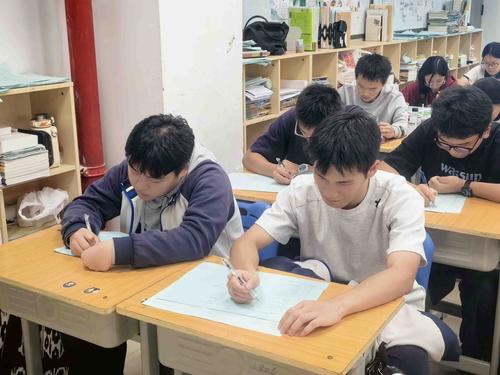 参赛学生专注答题 参赛学生专注答题
