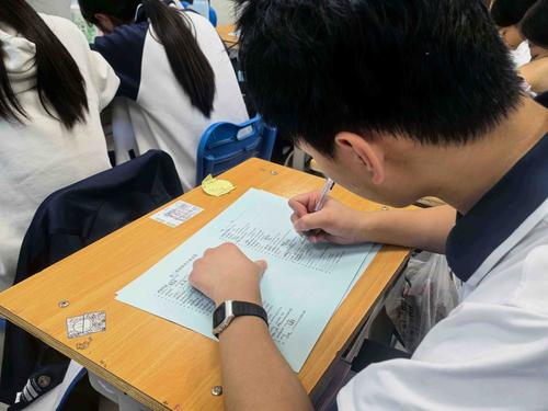 学生正在认真答题 学生正在认真答题